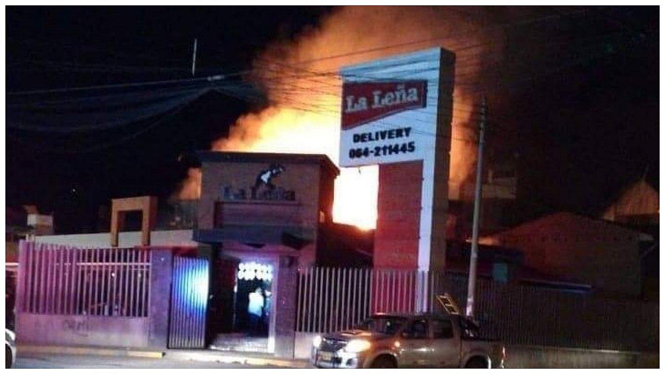 Por falta de agua, bomberos sufren para apagar incendio que devoraba pollería