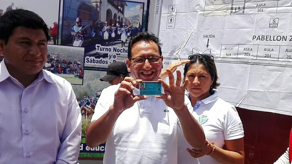 Candidatos Carlos Rua y Richard Prado votaron en Huanta y Huamanga (Fotos)
