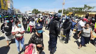 Comerciantes informales insisten en ocupar las calles y protestan al ser desalojados