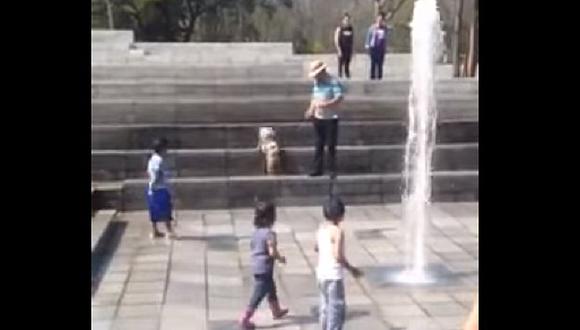 YouTube: Presión de fuente de agua hace "volar" a niño curioso en parque (VIDEO)