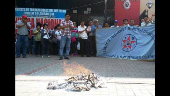 Chiclayo: Trabajadores judiciales en huelga queman expedientes