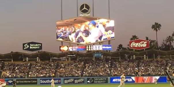 ​YouTube: El primer beso gay en ‘Kiss Cam’ fue ovacionado (VIDEO)