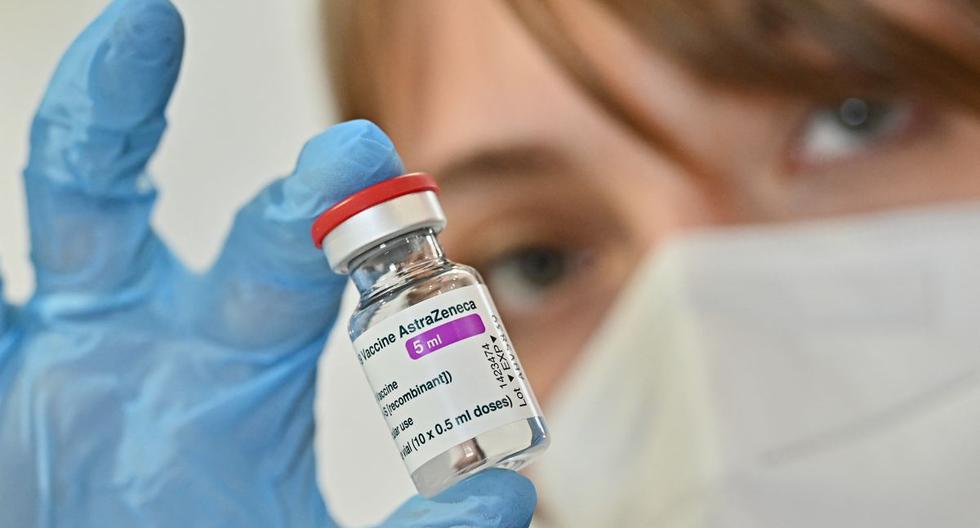 Una trabajadora de la salud sostiene un vial de la vacuna AstraZeneca contra el coronavirus Covid-19. (Foto de ANDREAS SOLARO / AFP).
