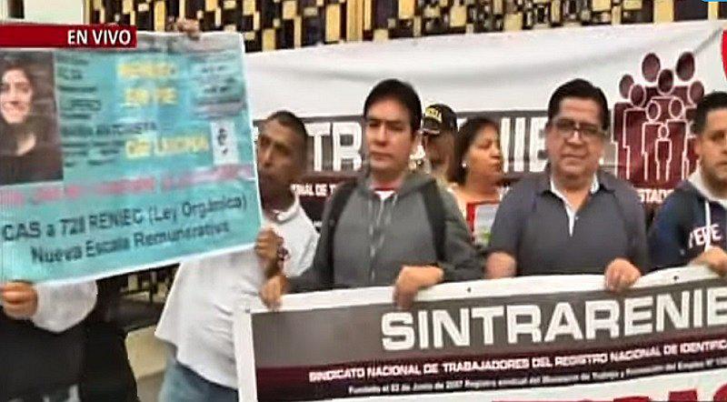 Reniec: trabajadores realizan paro de 24 horas para exigir mejoras salariales