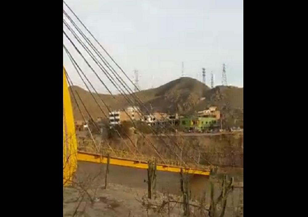San Juan de Lurigancho: Cae puente Solidaridad por crecida del río Rímac (VIDEO)