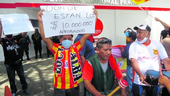 Barristas protestaron ayer en la sede regional exigiendo el reinicio de los trabajos en el estadio Miguel Grau