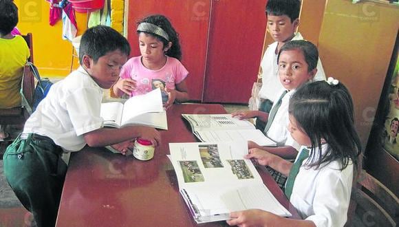 Arequipa: Gerente de Educación advierte que está prohibido cobrar por uso de libros públicos