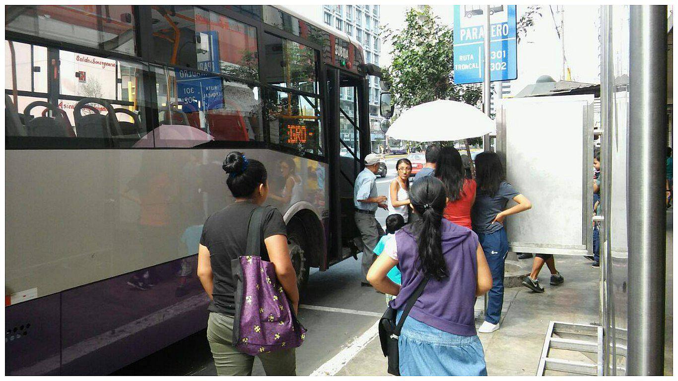 ​Corredor Azul : paraderos causan malestar en vecinos y comerciantes (VIDEO)
