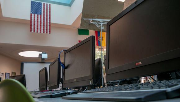 Las computadoras de escritorio están inactivas en el centro de medios de la Escuela Primaria Newfield el 31 de agosto de 2020 en Stamford, Connecticut. (John Moore/Getty Images/AFP).