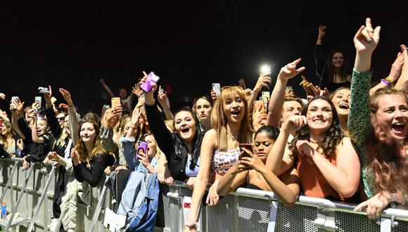 Los fanáticos ven la banda Blossom actuar en un concierto de música en vivo organizado por Festival Republic en Sefton Park en Liverpool, noroeste de Inglaterra. (Paul ELLIS / AFP)