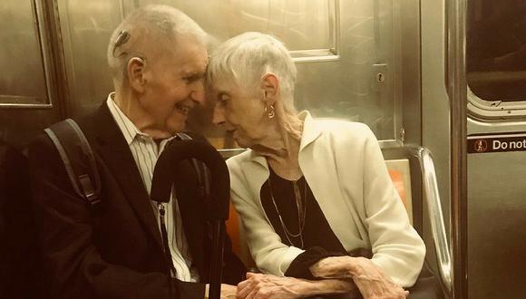 Foto se hace viral en Estados Unidos y mete en aprietos a pareja de ancianos (FOTO)