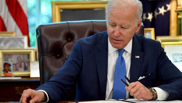 El presidente de EE. UU., Joe Biden, promulga la Ley de Préstamo y Arriendo para la Defensa de la Democracia de Ucrania de 2022, en la Oficina Oval de la Casa Blanca en Washington, DC, el 9 de mayo de 2022. (Foto de Nicolás Kamm / AFP)