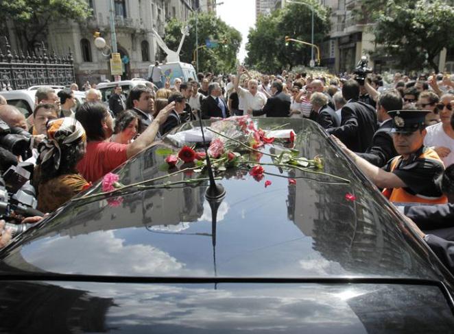 Argentina despide a Leonardo Favio con flores y marcha peronista