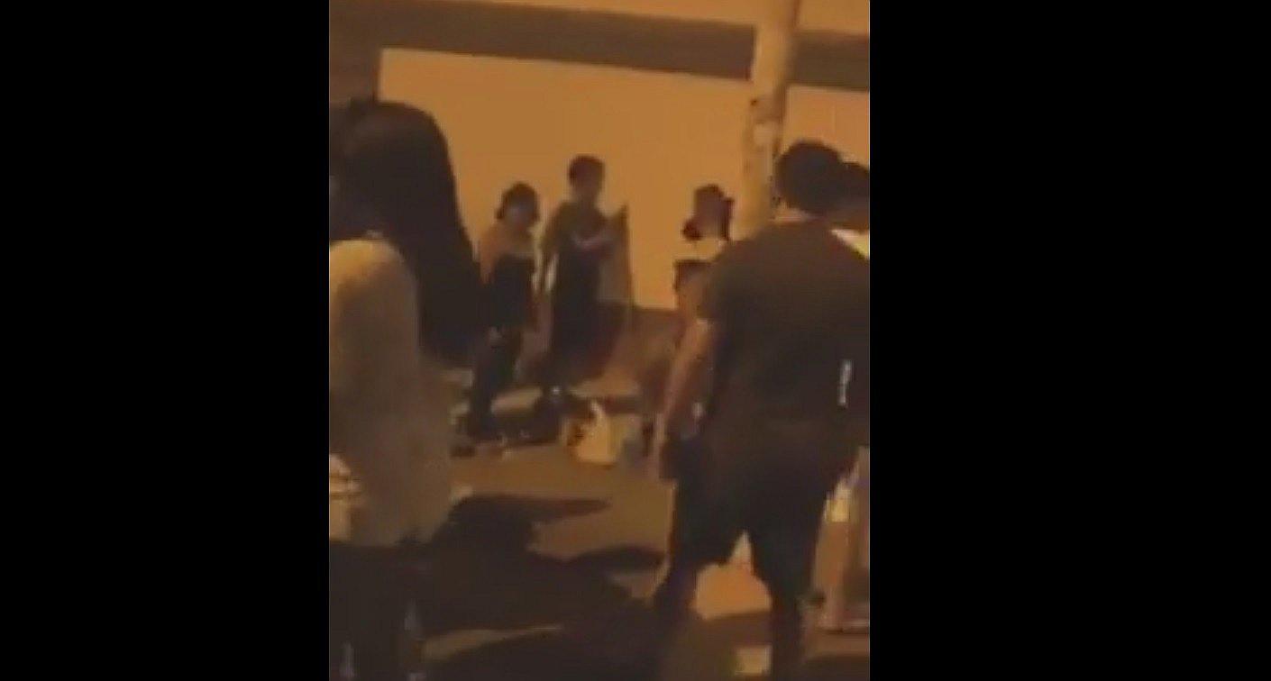 Vecinos atrapan a presunto ladrón, lo desnudan y amarran a un poste (VIDEO)