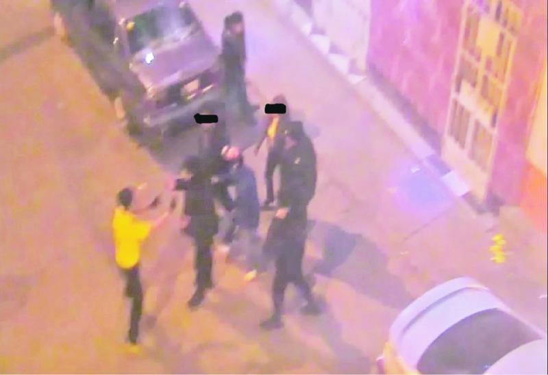 Se desnuda porque encontró a su padre con amante