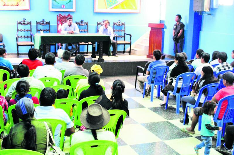 Moradores de centros poblados se reúnen para ver titulación