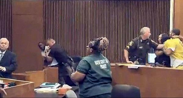 Un hombre golpea al asesino de su hija de tres años en plena corte (VIDEO)