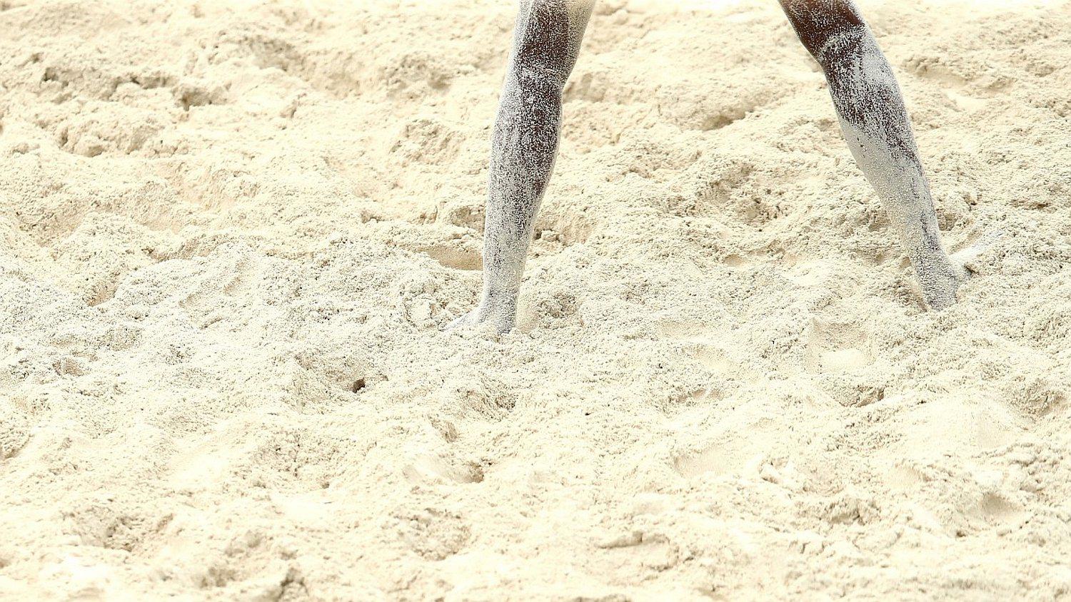 Parásitos devoran pie de joven tras ser enterrado en arena de playa (FOTO)