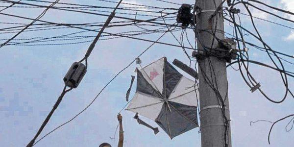 Advierten peligro de volar cometas cerca de cables eléctricos