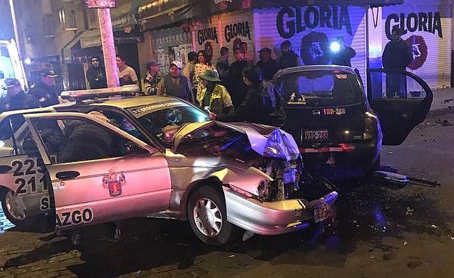 Patrullero de serenazgo de la Municipalidad Provincial de Arequipa chocó con un taxi