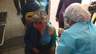 Centros de vacunación en Arequipa no garantizan las condiciones necesarias para adultos mayores