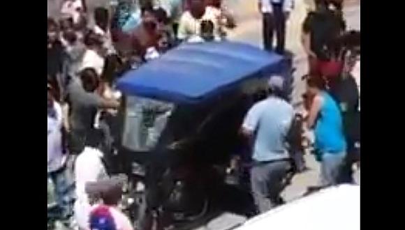 Chiclayo: Pobladores destrozan vehículo de ladrón que huye tras robar celular (VIDEO)