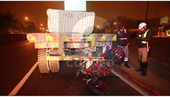 ​Los Olivos: motociclista muere tras impactar contra tráiler en Panamericana Norte (VIDEO)