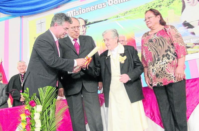 Embajador de España  condecora a "Madre Covadonga"  de Ayacucho 