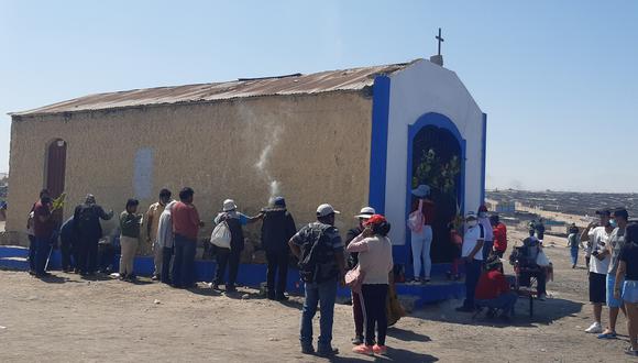 Personas acuden en peregrinaje a capilla en el Cerro Intiorko durante Semana Santa.