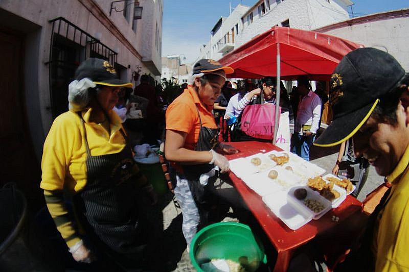 Población de Arequipa colaboró con pollada para hospital Goyeneche