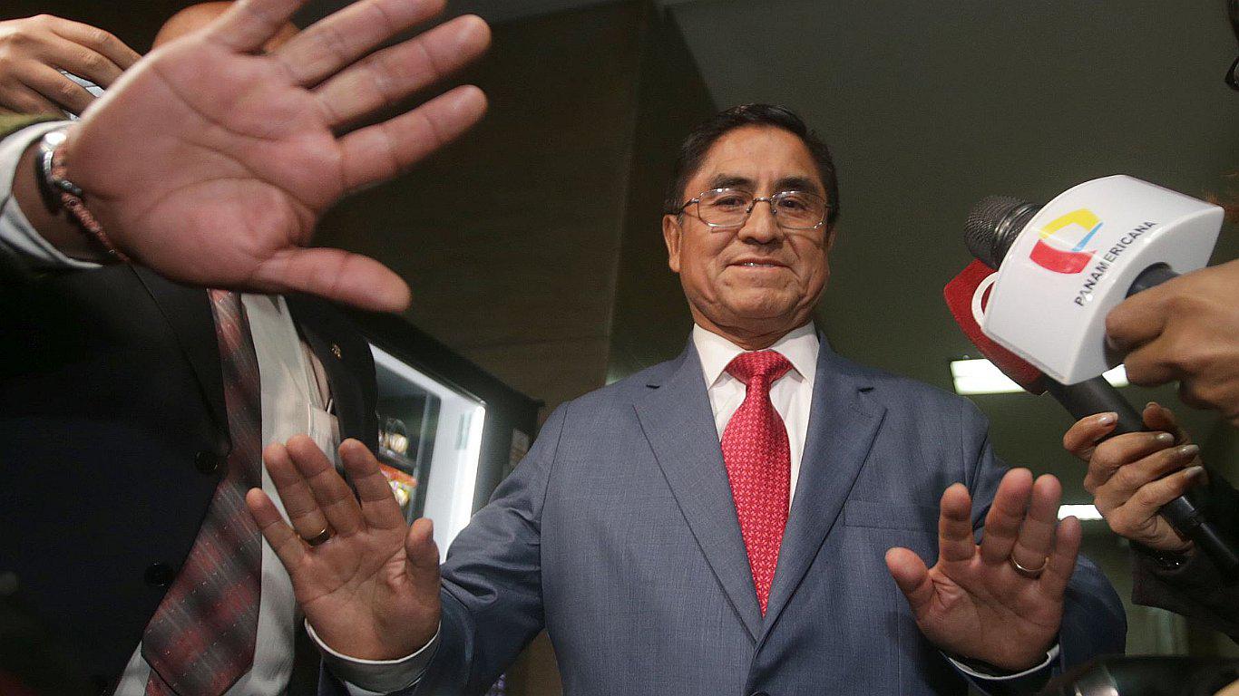 Niño se disfrazó de policía y "arresta" a César Hinostroza durante desfile escolar