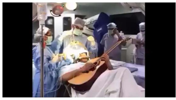 ​Músico indio toca la guitarra mientras le operan el cerebro [VIDEO]