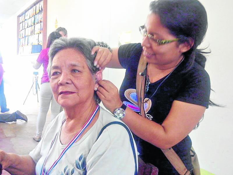 Personas pobres reciben gratis dos mil audífonos