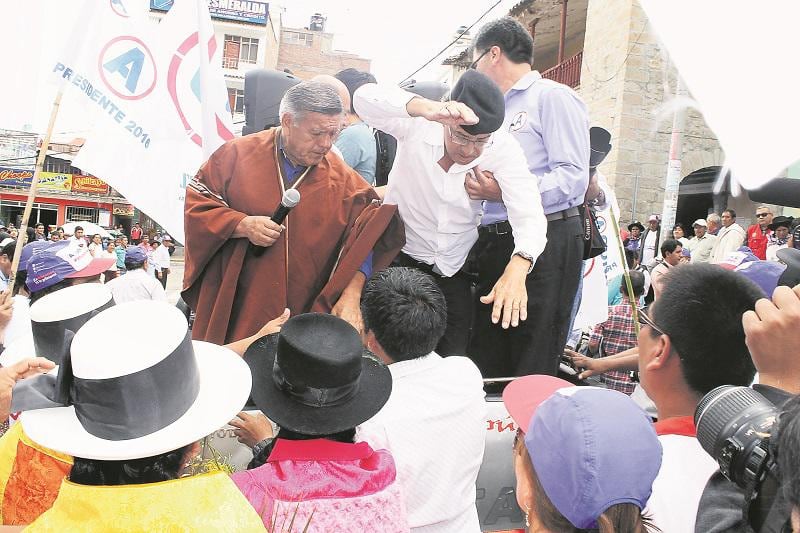 César Acuña: Lanzan huevos contra líder de APP durante una marcha proselitista en ciudad de Huanta