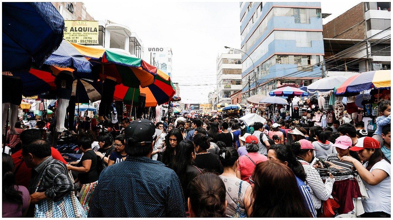 Emporio de Gamarra es intransitable por excesiva afluencia de compradores