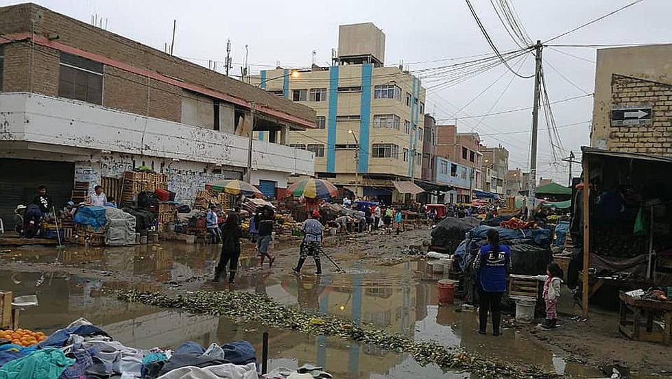 Chiclayo: Desagüe colapsa e inunda calles adyacentes al mercado Moshoqueque