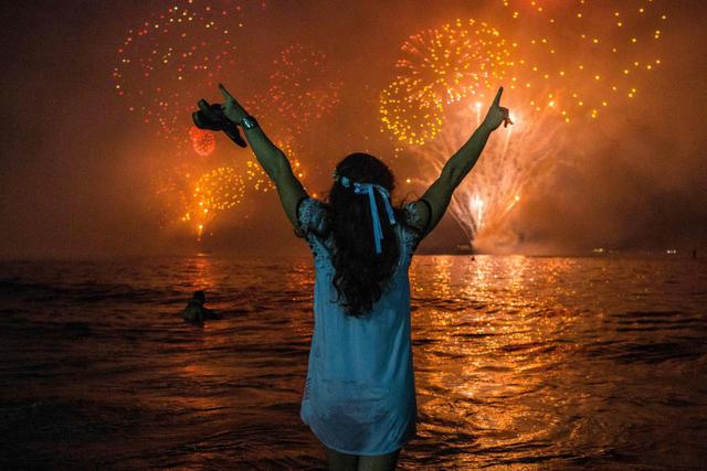 2,9 millones de personas se dieron cita en la icónica playa de Copacabana para disfrutar del espectáculo de luces, música y color que dio la bienvenida al 2020. (AFP)