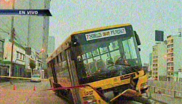 Bus se estrella en avenida Paseo de la República