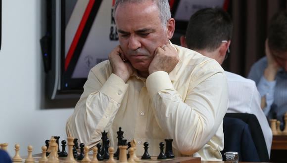 El gran maestro ajedrecista Garry Kasparov contempla su jugada durante un partido contra el gran maestro Levon Aronian en el segundo día del Grand Chess Tour en el Chess Club and Scholastic Center en St. Louis el 15 de agosto de 2017. (Foto: BILL GREENBLATT / AFP)