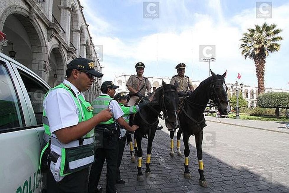 Policías a caballo patrullan calles del Centro Histórico de Arequipa (FOTOS)