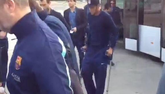 Neymar regresó al Barcelona FC con muletas