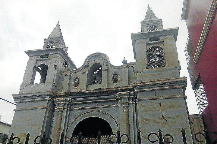 Más de mil escolares en riesgo por iglesia dañada durante terremoto del 2007