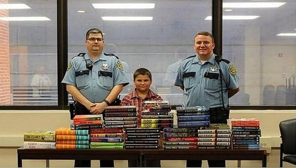 Niño de 9 años dona libros a presos para que tengan "buenos pensamientos" 
