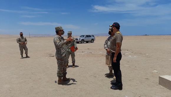 Jefes chilenos y peruanos explican la labor de vigilancia en la frontera. (Foto: Difusión)