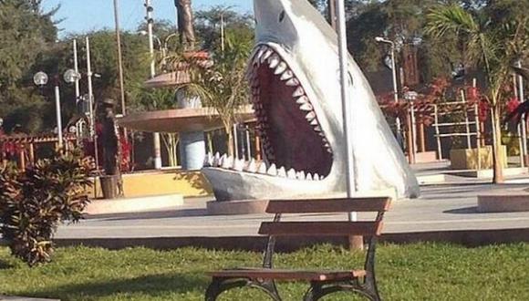 Polémica por construcción de tiburón en plena plaza de armas de Ocucaje