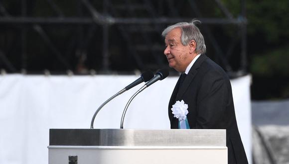 El secretario general de la ONU, António Guterres, habla durante la ceremonia conmemorativa anual en el Parque Conmemorativo de la Paz de Hiroshima en Hiroshima el 6 de agosto de 2022, para conmemorar los 77 años desde el primer ataque con bomba atómica del mundo. (Foto de Philip FONG / AFP)