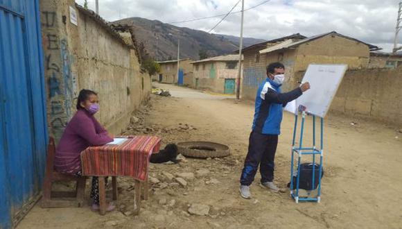 Gerson Ames Gaspar, del colegio Mariscal Cáceres, camina 10 kilómetros al día para dar sus clases.