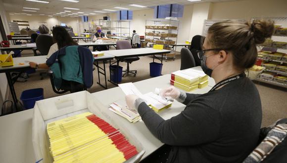 Un trabajador electoral procesa las boletas por correo en la oficina electoral del condado de Salt Lake en Utah. (Foto de GEORGE FREY / AFP)