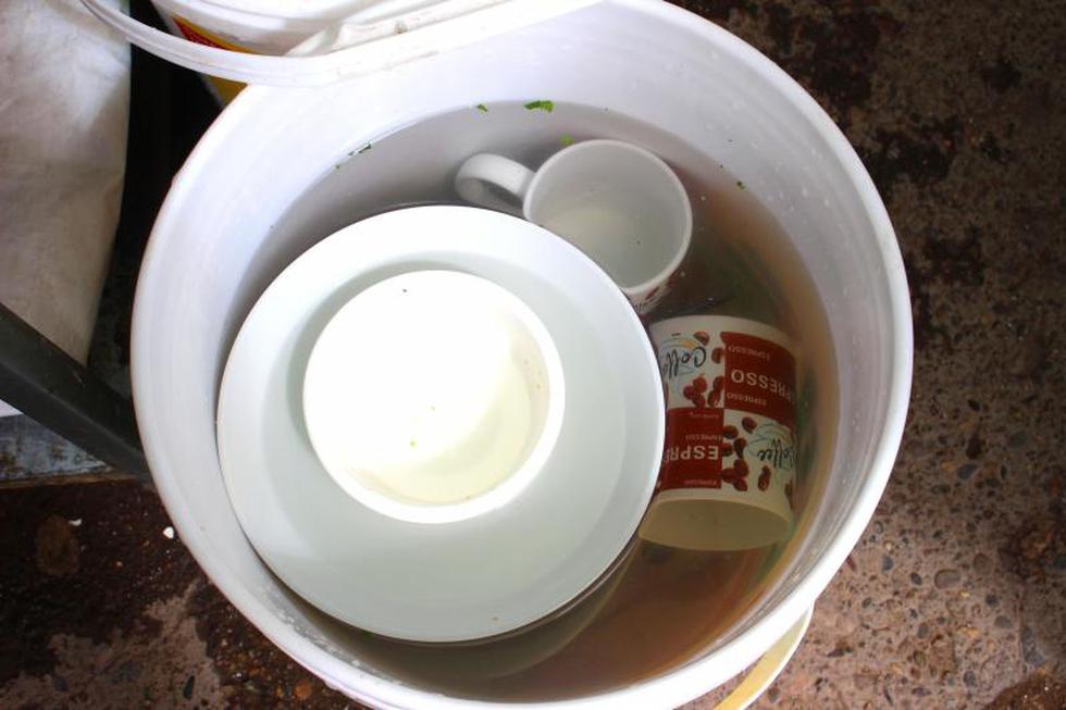 Comerciantes reutilizan agua para lavar platos (FOTOS)