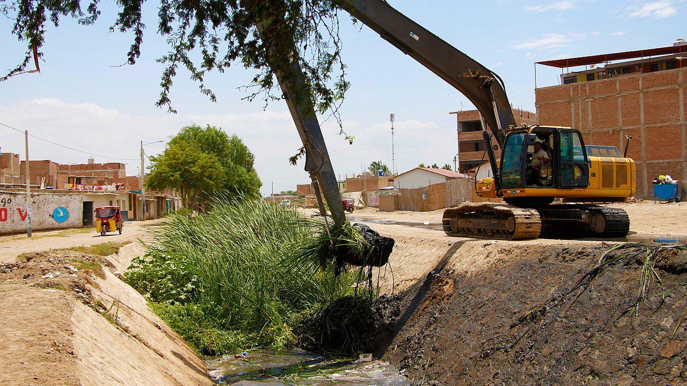 Inician trabajos de descolmatación en dren de Lambayeque 